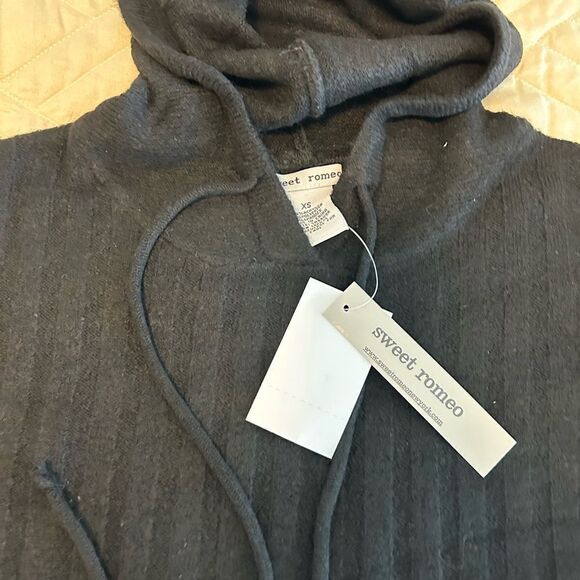 Black pull over hoodie - Picture 2 of 4